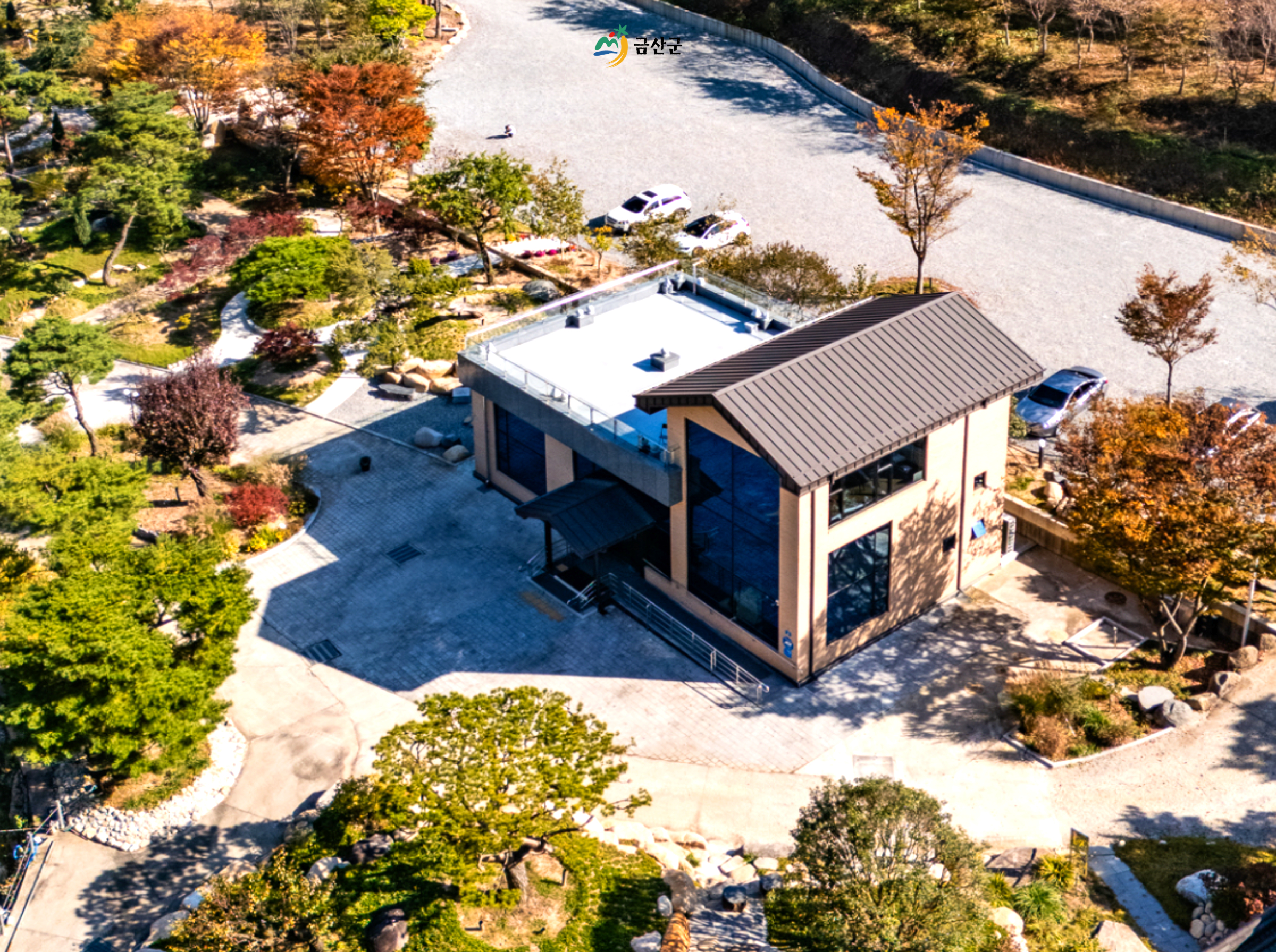 카페 건물 항공뷰 - 자연 속 모던 카페